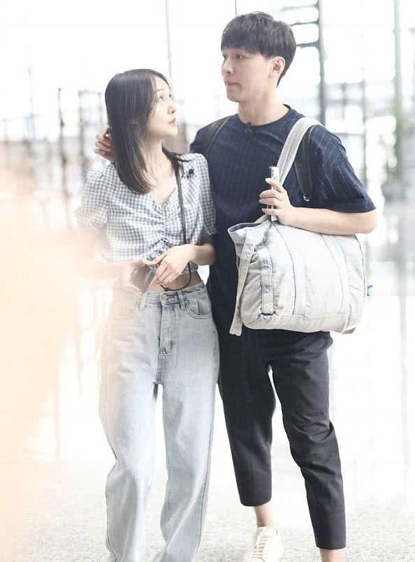 張恒與鄭爽機場最新視頻，星光下的真實瞬間