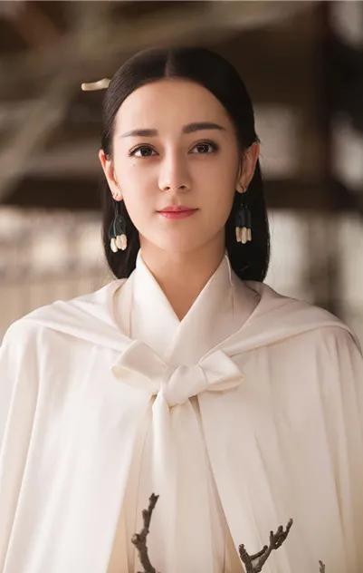白鹿最新時(shí)尚潮流引領(lǐng)者，全新衣服款式亮相