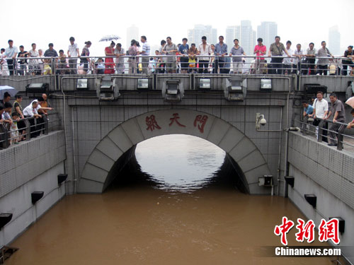 重慶朝天門江水洶涌漲水實(shí)時(shí)報(bào)道更新視頻