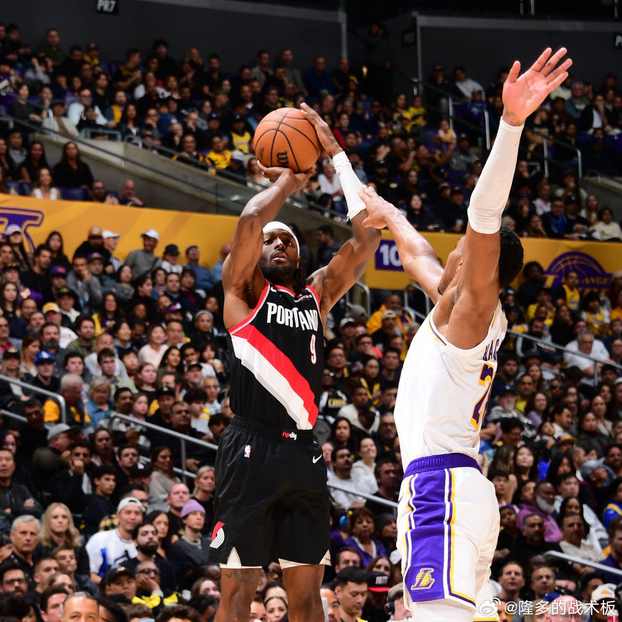 湖人VS開拓者，NBA賽場激戰(zhàn)正酣，對決掀起新篇章