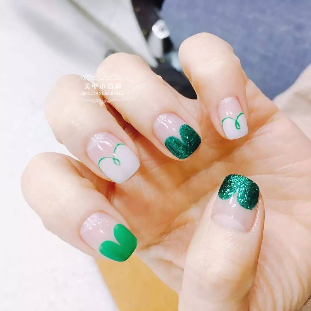 最新秀美甲拍攝指南，時(shí)尚美甲展示與拍攝技巧