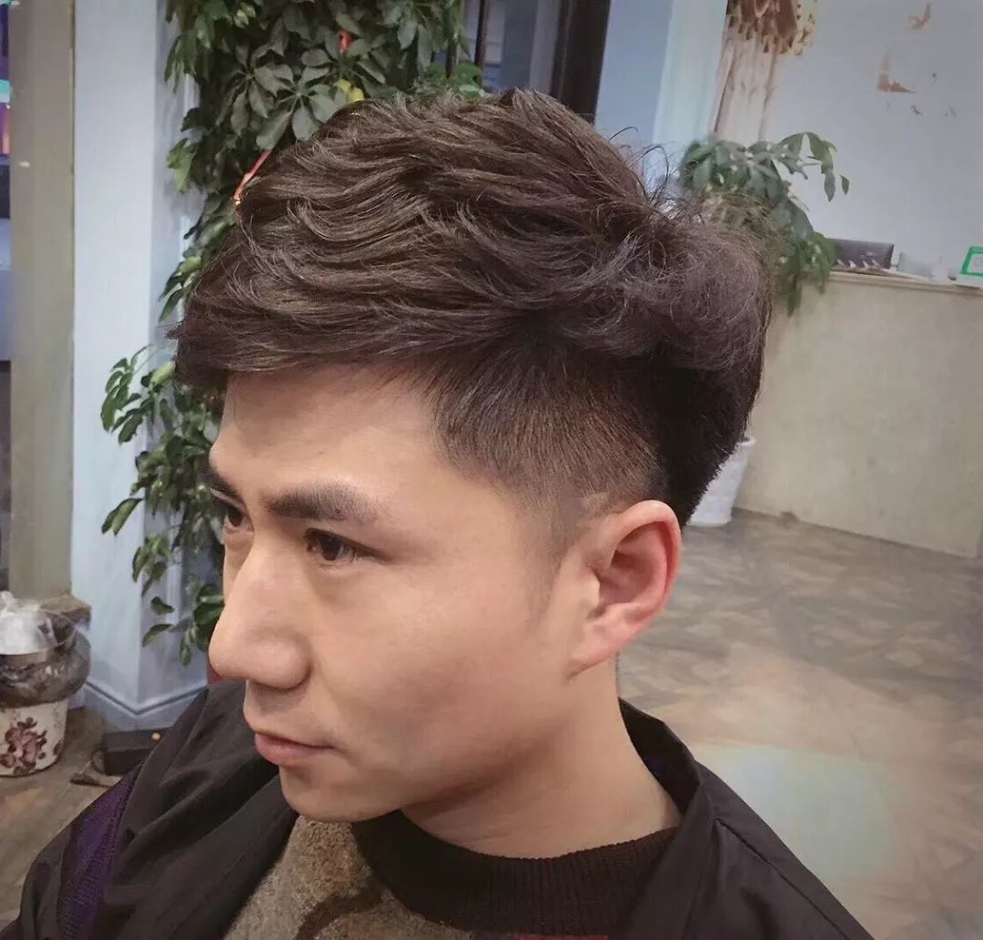 2019男士最新發(fā)型趨勢(shì)，引領(lǐng)潮流的發(fā)型設(shè)計(jì)與造型建議