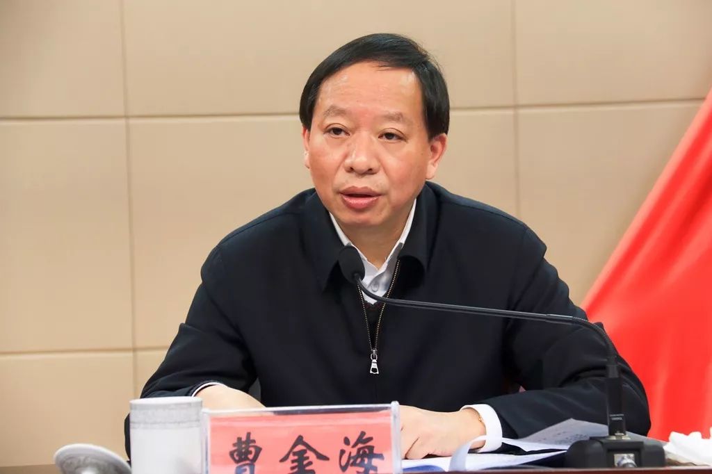 丁繡峰展現(xiàn)堅(jiān)定領(lǐng)導(dǎo)力，時(shí)代先鋒的最新動(dòng)態(tài)